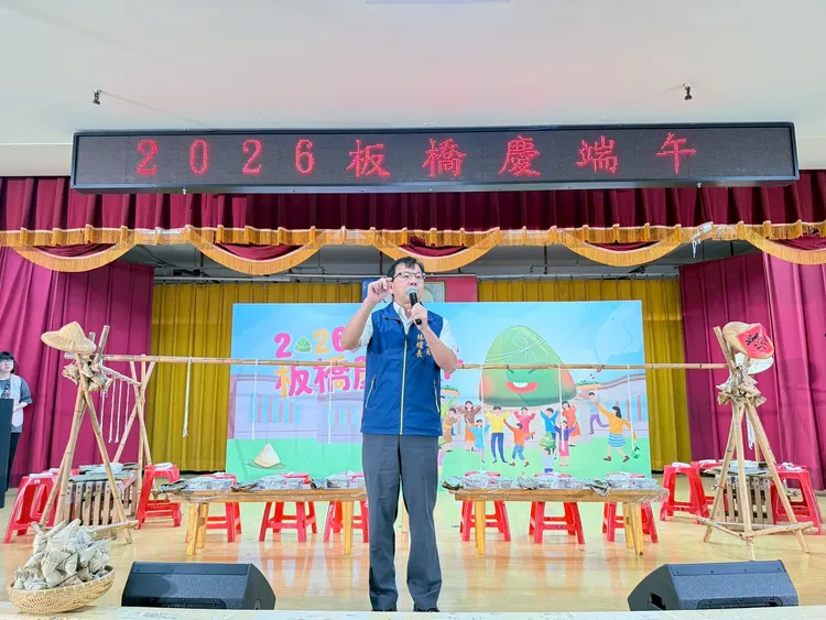 民政局長林耀長感謝贊助單位捐贈愛心粽活動。公所提供