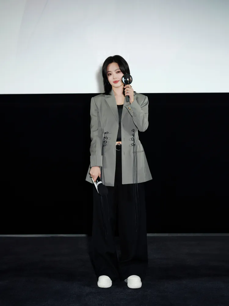 影后辛芷蕾同樣是TYRES PLATFORM厚底小白鞋愛好者。品牌提供