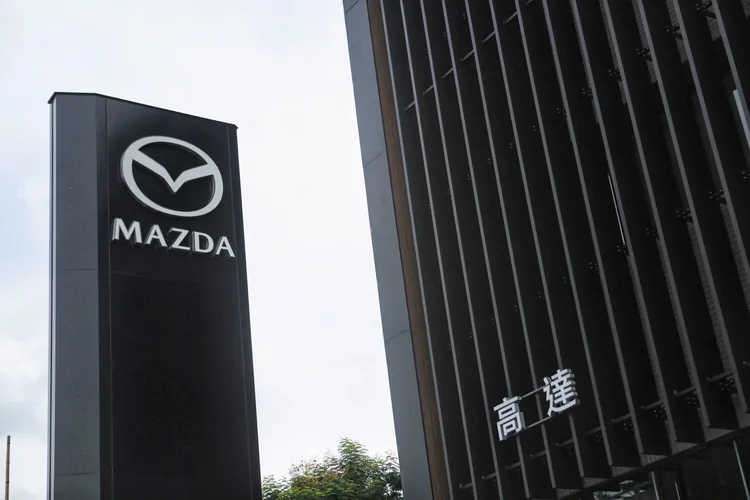作為全台首座導入Mazda最新品牌識別的據點，新展間外觀採用更簡潔俐落的設計語彙。透過建築與企業識別的整合，也展現品牌近年持續推動全球形象升級的方向。林浩昇攝
