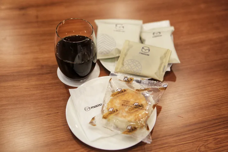 除了舒適座位安排外，客休區也提供免費咖啡、飲品與點心服務，據點特別規劃日式飯糰輕食服務，提供於午間保修時段使用。林浩昇攝