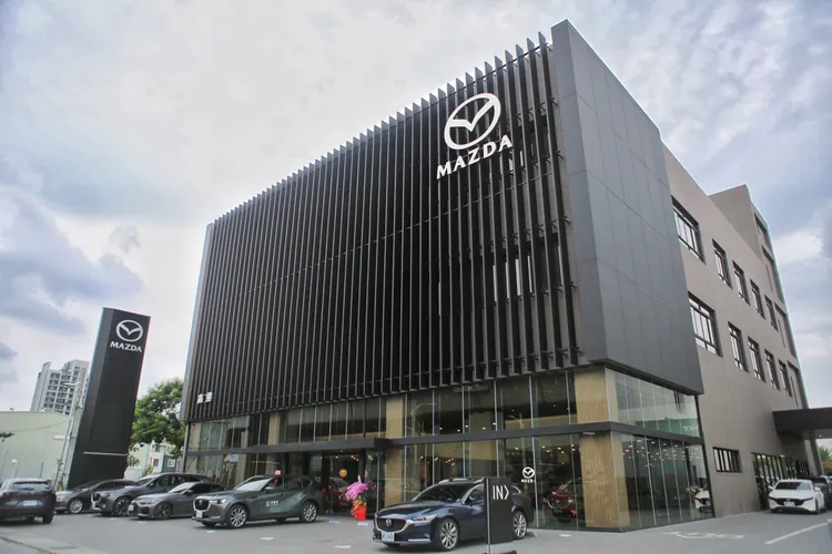 全新北台中旗艦展示暨服務中心座落於台中洲際商圈核心地帶，鄰近台74線快速道路與國道系統，具備便利的交通優勢。台灣馬自達期望藉由更完整的展示與售後服務量能，進一步強化中台灣市場布局。林浩昇攝