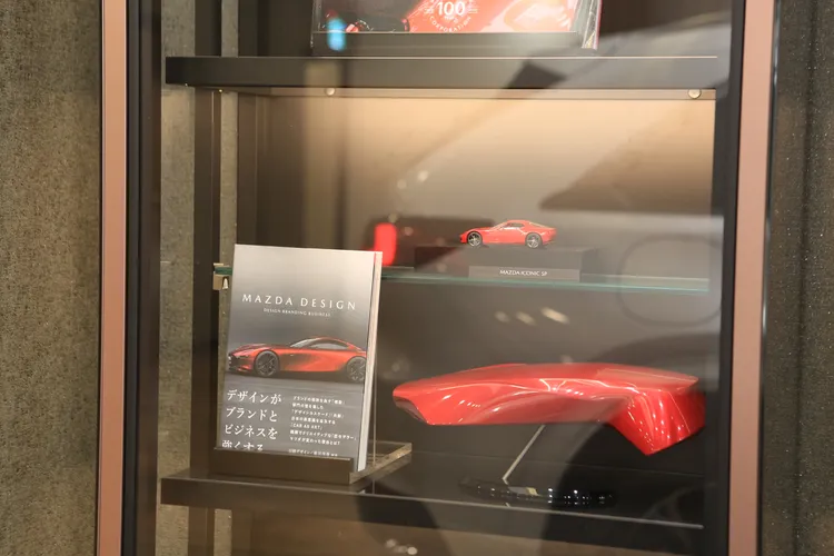 品牌展示區透過實體展件介紹魂動設計理念與職人工藝精神，深化顧客對品牌文化的認識。林浩昇攝