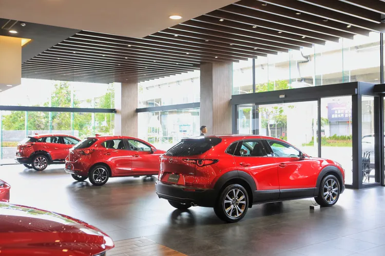 新車展示區透過大面積落地窗引入自然光線，讓車輛在日照變化下呈現不同的烤漆層次與線條細節。林浩昇攝