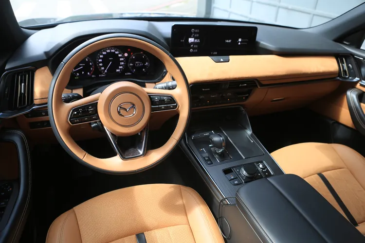CX-90車艙透過大量軟質材質與細膩組裝工藝，展現濃厚的日式質感，這種強調細節與體驗的思維，也同樣反映在北台中旗艦據點的空間規劃之中。林浩昇攝