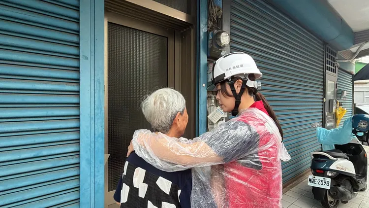 高虹安慰問受波及住戶。新竹市府提供