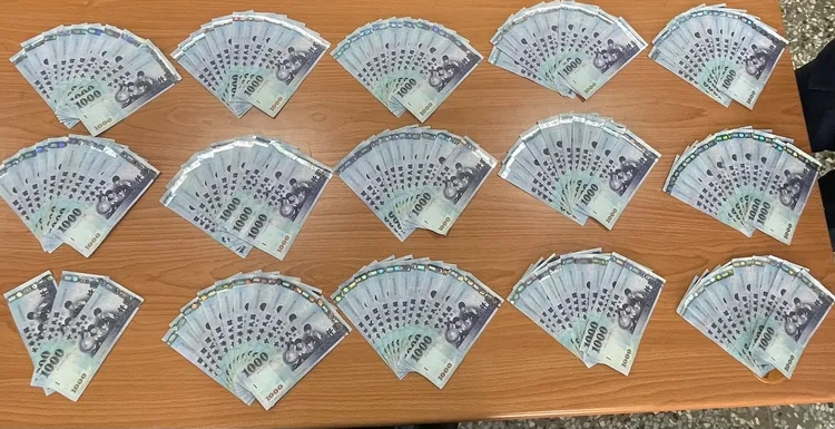 警方在蔡女包包內起獲14.3萬元贓款。民眾提供