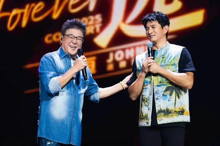 姜育恆（左）開唱撞期金曲獎，吳奇隆專程返台擔任嘉賓。文星文化提供