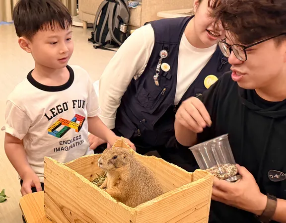 土撥鼠化身「動物守護者」，透過近距離互動帶領孩子認識生態習性與安全保護觀念。煙波國際觀光集團提供