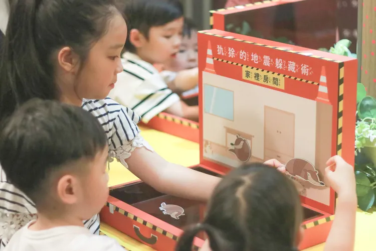 煙波國際觀光集團新竹湖濱館推出互動式安全特訓任務，讓孩子透過情境遊戲學習地震防護觀念，在玩樂中建立自我保護意識。煙波國際觀光集團提供