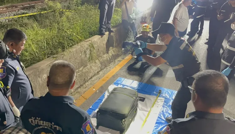 17歲少女的遺體，衣服褲子與內衣都被裝在這個行李箱內。thairath