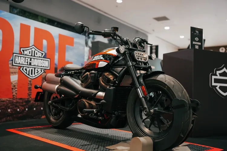 SPORTSTER S特仕版搭載Revolution Max 1250T水冷引擎，並採用向Flat Track賽車文化致敬的專屬塗裝設計，展現濃厚性能氣息。業者提供