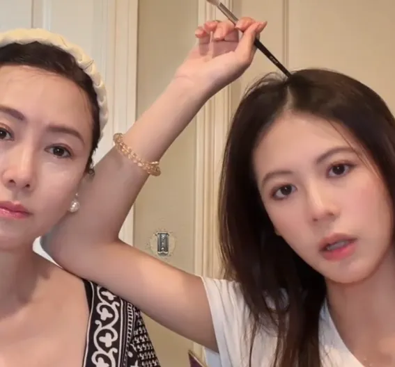 小水晶擔任媽媽翁虹出席她畢業典禮的專屬化妝師。翻攝翁虹小紅書