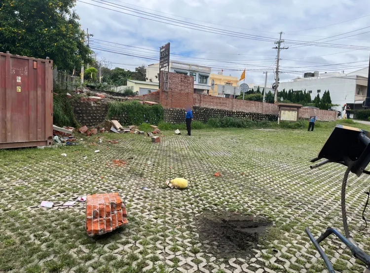 圍牆磚塊散落地面。民眾提供