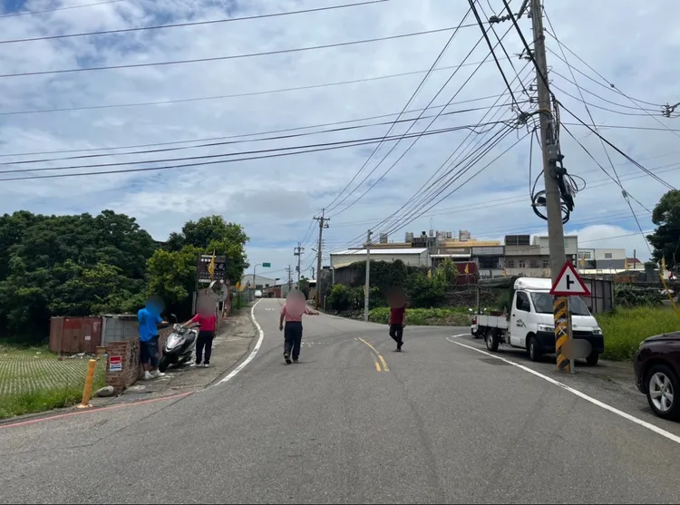 事故發生在苗栗縣苑裡鎮青山巷。民眾提供
