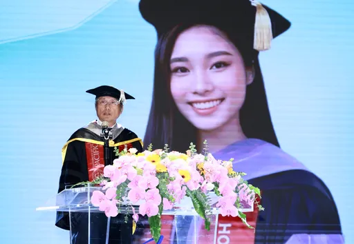 AI女兒獻祝福！包小柏攻讀博士8年今撥穗「不畢業對不起她」　畢業帶暗藏洋蔥