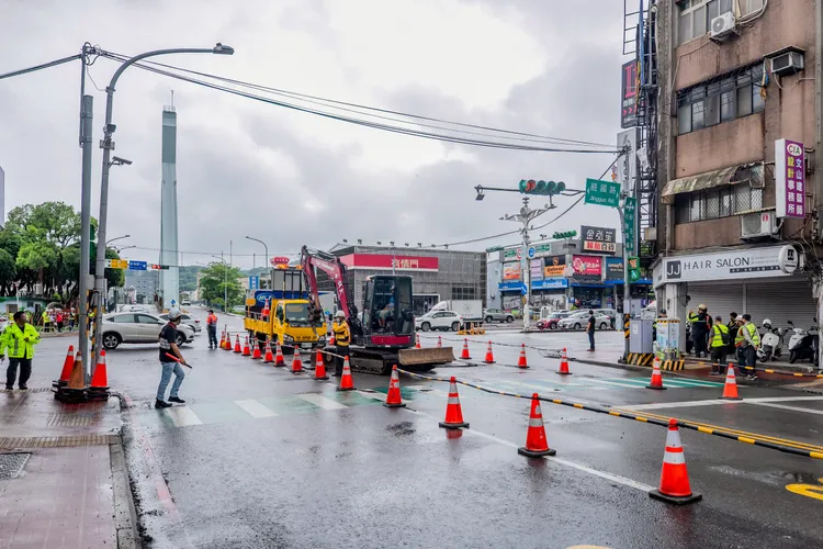 桃園區經國路與莊敬路口因大雨造成路面受損。桃園市府提供