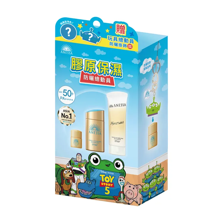 安耐曬膠原保濕防曬總動員，內有60ml金鑽高效防曬露5X、90g膠原保濕防曬水凝乳、12ml金鑽高效防曬露5X、玩具總動員角色掛飾 (叉奇 or 三眼怪隨機)，1800元。品牌提供