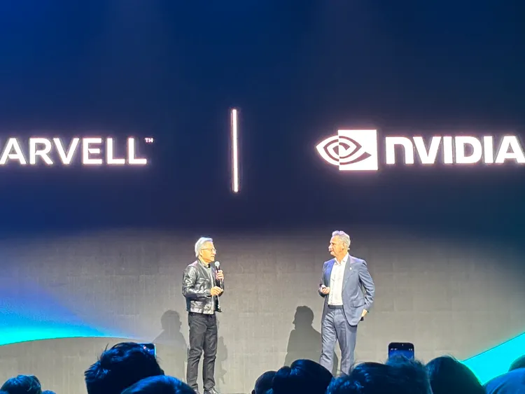 半導體大廠 Marvell 主席暨執行長Matt Murphy（右）於主題演講中，邀請 NVIDIA 執行長 黃仁勳 同台對談。呂承哲攝