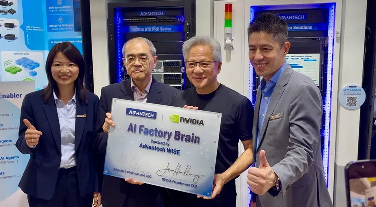 黃仁勳也驚喜現身研華攤位，與董事長劉克振互動。研華提供