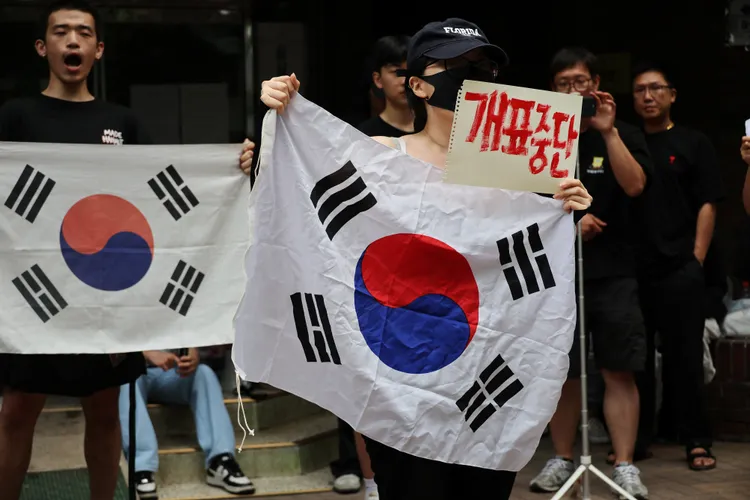 抗議民眾要求重新投票。路透