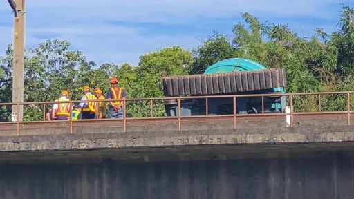 台鐵施工怪手翻覆鐵道　苗栗=竹南單線雙向行車！多班次延誤
