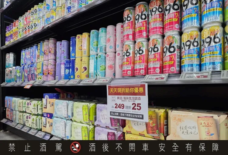 期間啤酒、調酒飲單筆消費滿249元即享現折25元優惠。愛買量販提供