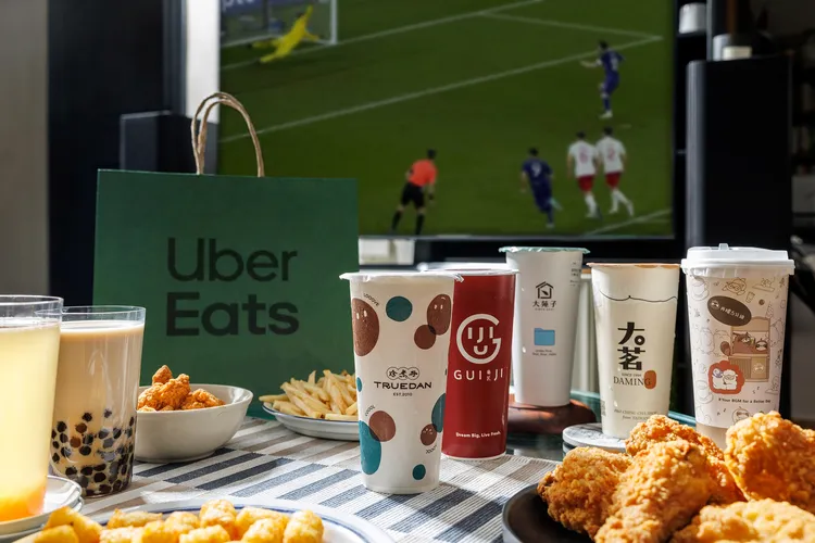 期間可享指定飲品買1送1等優惠。Uber Eats提供