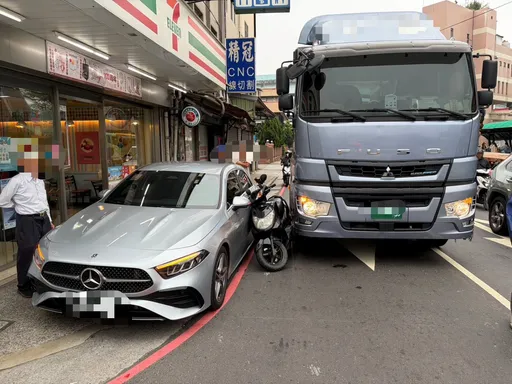 五股驚險「三明治夾心」！機車騎士遭大貨車、違停賓士夾擊　幸運無傷