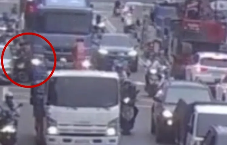 賓士車違停路邊導致機車可通過道路縮小，蔡男不慎與大貨車碰撞後無處可躲，形成被夾擊狀態。翻攝畫面