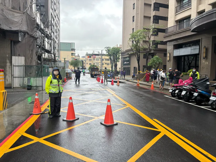 鳳山區福誠二街出現路面掏空坍塌，水利局將進行灌漿緊急修復。翻攝畫面