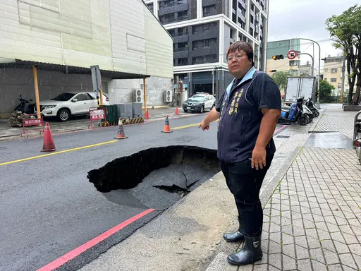 高雄鳳山汙水幹管阻塞！排除後3天竟大面積路面掏空　相關單位進駐會勘中