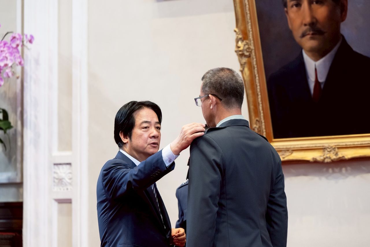賴清德授階將官 再籲挺2100億無人載具建軍