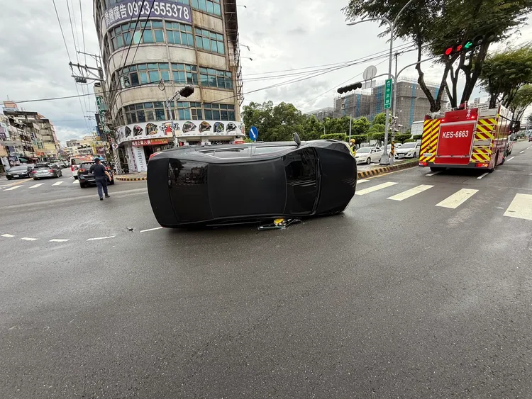 曾姓男子開車左轉撞庇護島翻覆，毒品檢測呈陽性反應。民眾提供