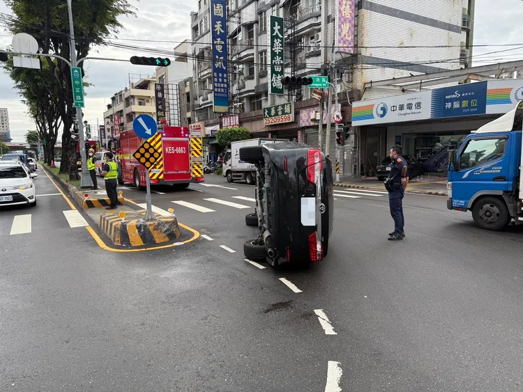 自小客車左轉時撞上行人庇護島，造成車子側翻，駕駛經檢測呈毒品陽性反應。民眾提供