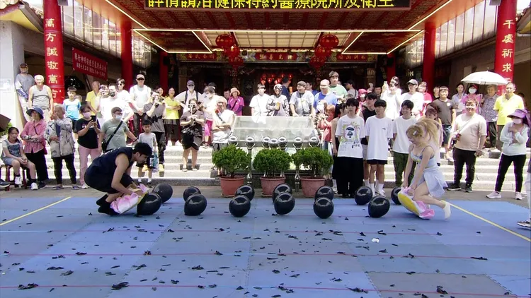 《綜藝大集合》出外景，藝人玩遊戲。民視提供