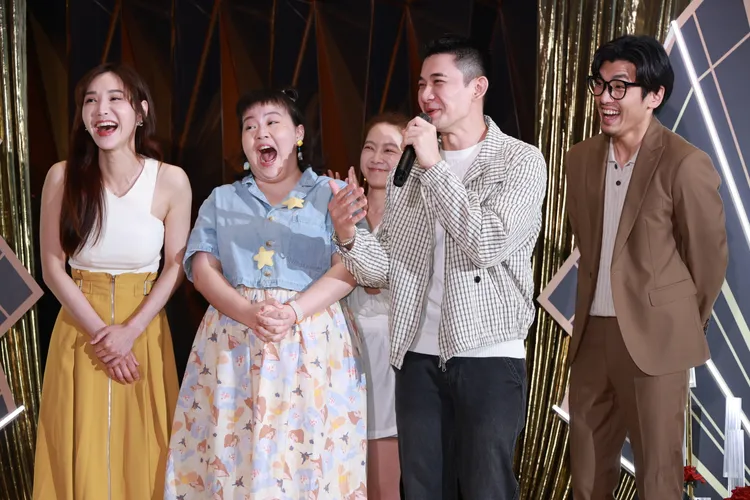 《豆腐媽媽》演員一起前來祝福。彭欣偉攝影