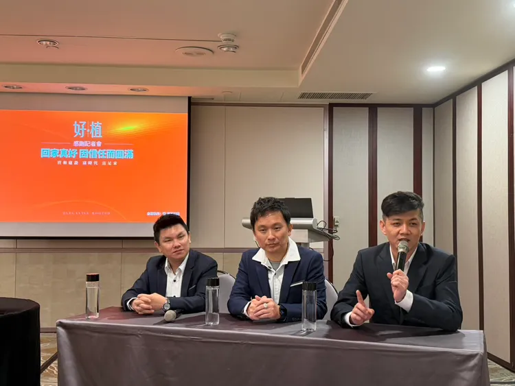 富時代總經理阮智偉（左起）、富足家總理黃義盛、寶和建設副總經理陳威丞。陳揚盛攝