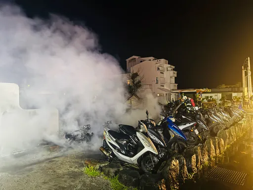 台東綠島鄉民宿前驚傳火警　21輛機車遭祝融