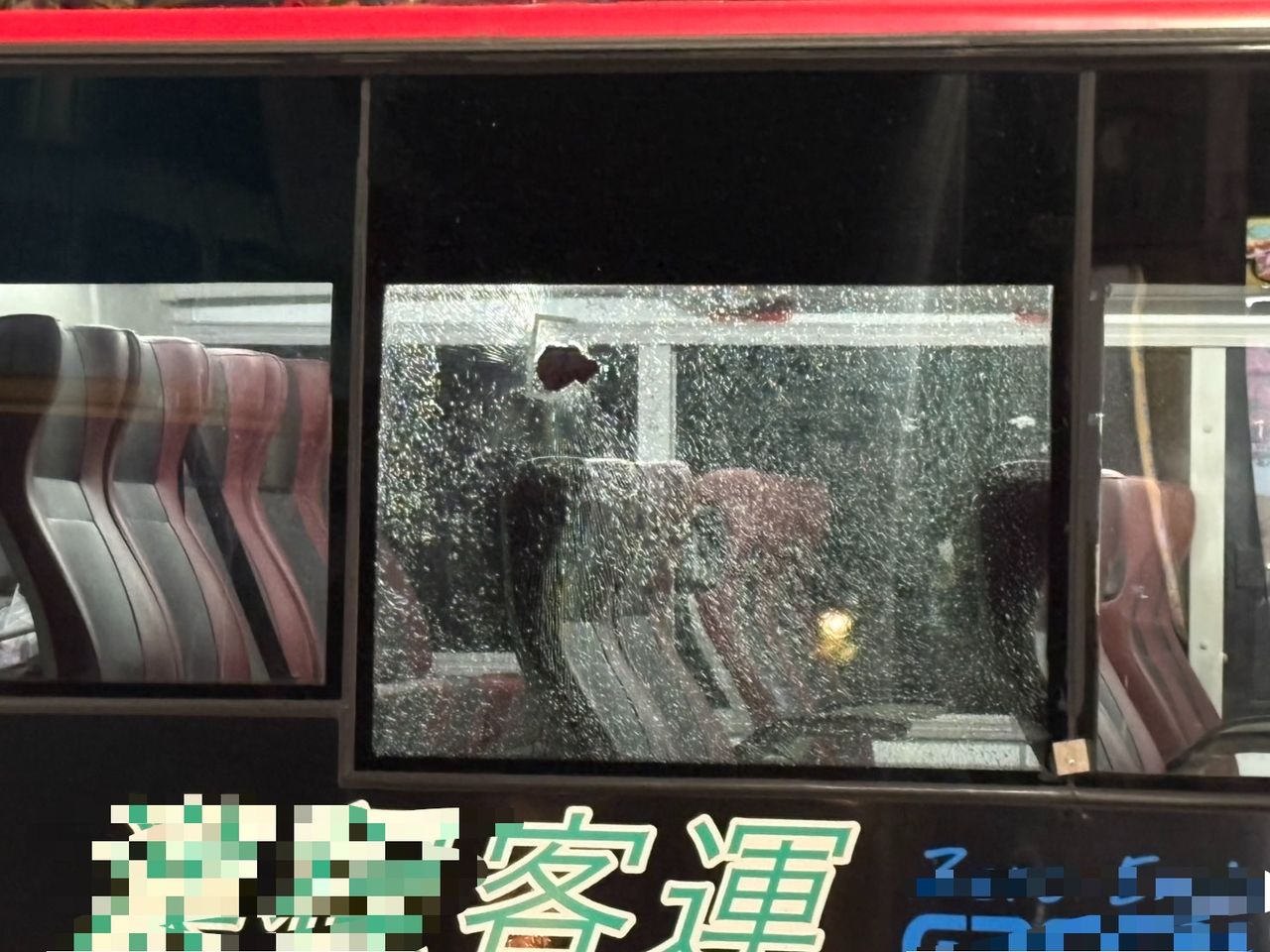 撿起石頭就亂丟!神力貫穿公車二層玻璃 被捕時他竟說是這原因
