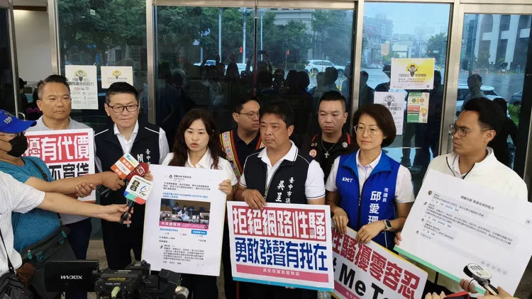 黃佳恬在7位議員同事陪同下向警方報案。民眾提供