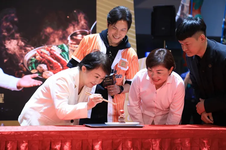 台中市長盧秀燕（左起）和孫協志玩「烤肉疊疊樂」小遊戲。台中市政府提供