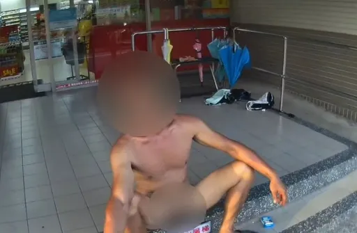 桃園「裸男」砸超商！　警火速壓制起獲毒品
