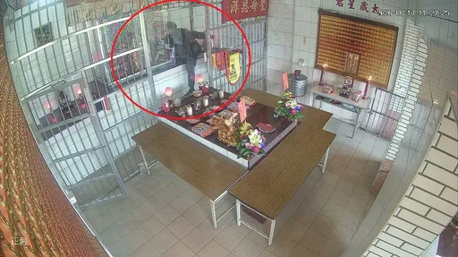 畫面曝光！大膽竊賊白天闖苗栗聖母宮　剪斷鎖頭偷媽祖金牌