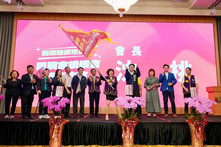賴瑞隆授戰旗予後援總會會長沈桃。翻攝畫面