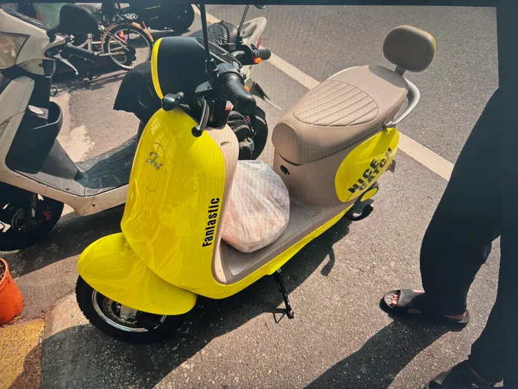 阿伯騎車「鬼切」差點被撞，但他只擔心有沒有買到肉包。民眾提供