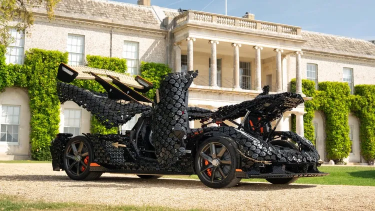 車輛完整還原Koenigsegg招牌Ghost Mode，包括蝶翼車門、前廂與後艙蓋皆可正常開啟。LEGO官網照片
