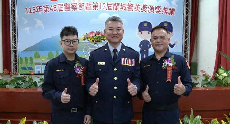 局長陳金城（中）與羅東分局偵查佐、三ㄒ小隊長曾玉樹合影。翻攝照片