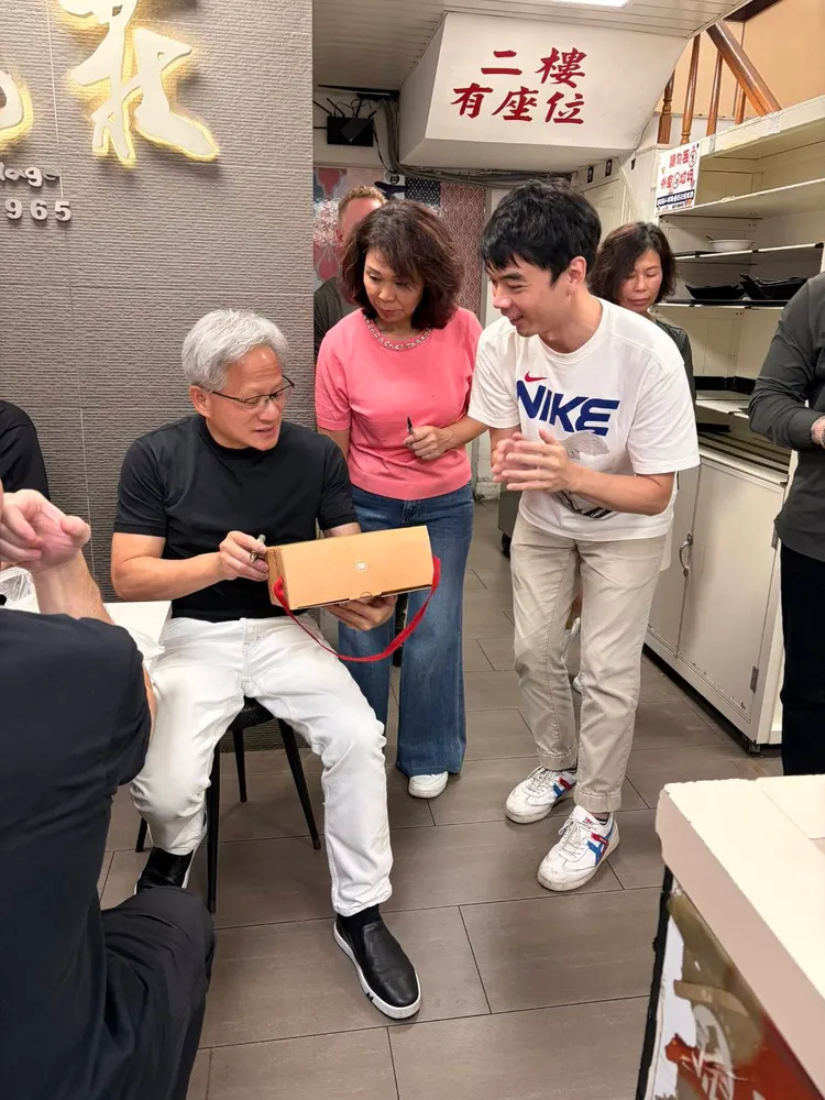輝達執行長黃仁勳昨晚冒雨前往寧夏夜市大塊朵頤，吸引民眾圍觀。寧夏夜市提供