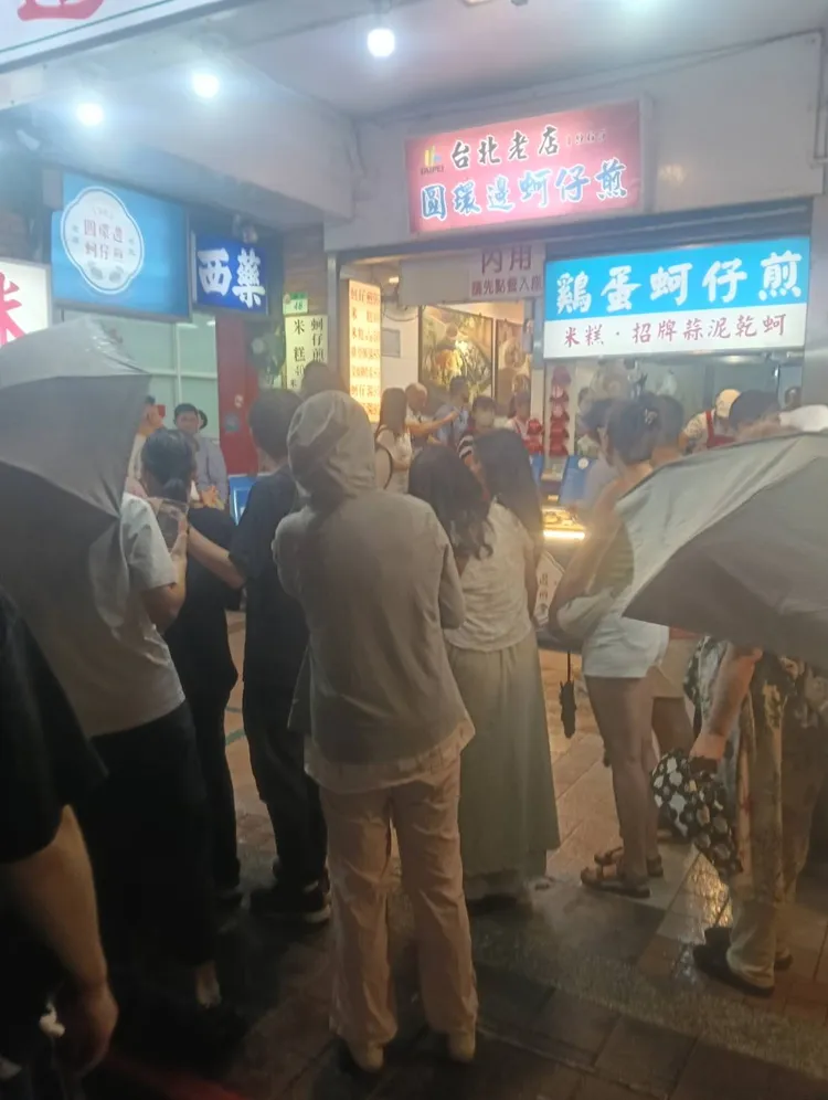 輝達執行長黃仁勳昨晚冒雨前往寧夏夜市大塊朵頤，購買知名的「圓環邊蚵仔煎」。寧夏夜市提供