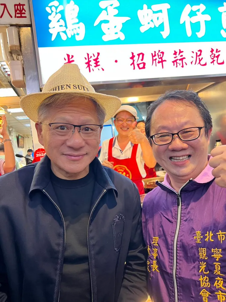 黃仁勳抵達寧夏夜市時，還戴上台北市寧夏夜市觀光協會理事長林定偉致贈的寧夏夜市千歲宴紀念帽，一起合影留念。寧夏夜市提供
